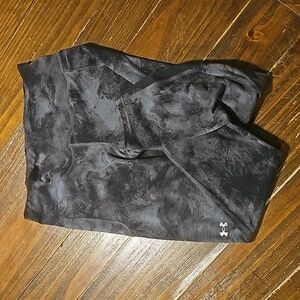 Woman's Under Armour leggings size Large.